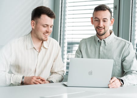 Barrierefreie Websites _ Stefan Wendt & Dominik Enzler arbeiten am Laptop