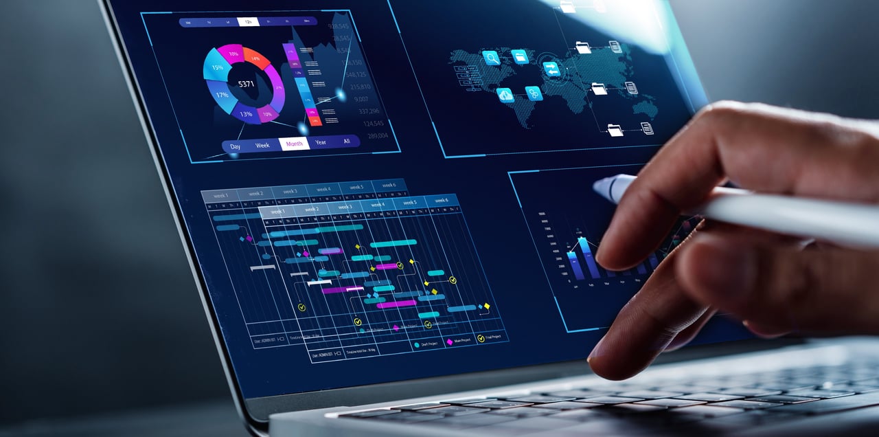 CIXON Managed Service | Hand vor Laptop mit Dashbaord