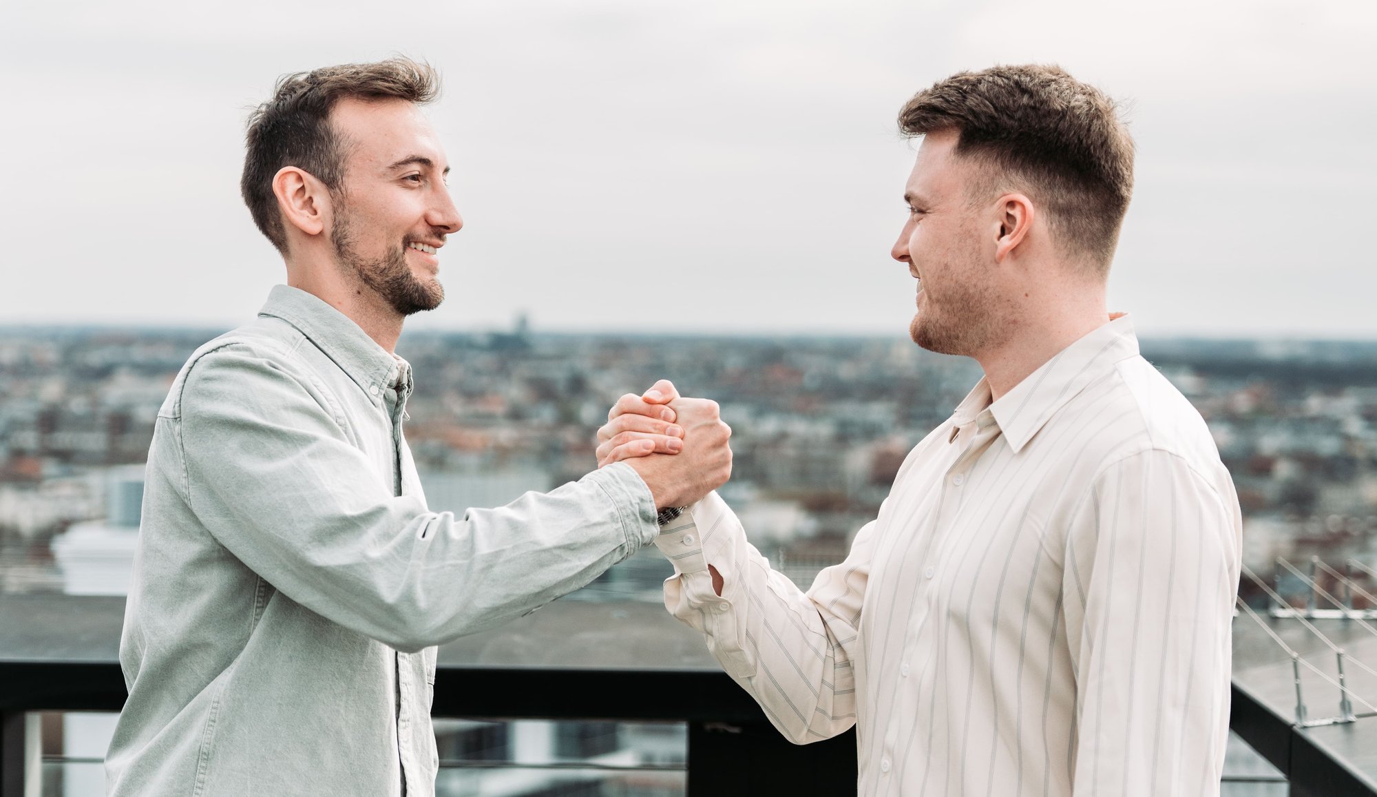 CRM for the financial sector | Dominik Enzler &amp; Stefan Wendt Handshake 