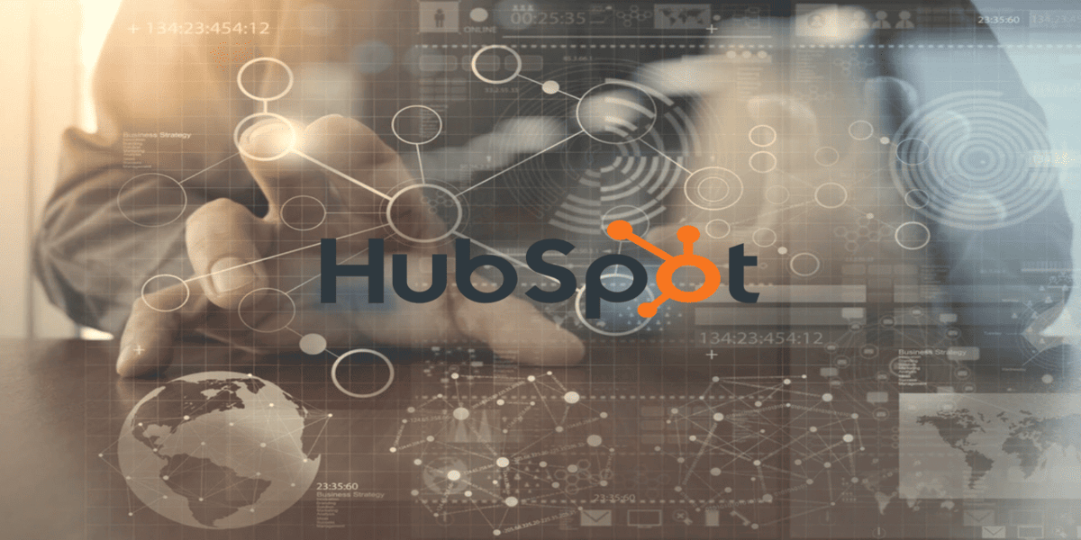 Was ist HubSpot? | HubSpot Logo mit Hand im Hintergrund 